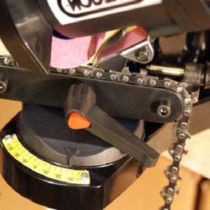 Securing the chainsaw chain for machine sharpening