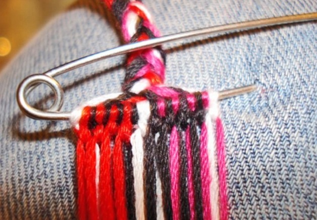 Securing threads for bracelet weaving